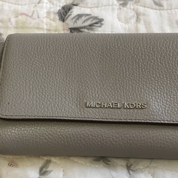 Michael Korrs Wallet - Picture 1 of 7